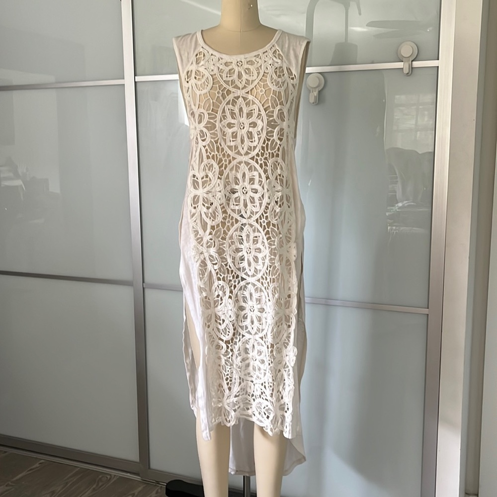 FREE PEOPLE white tunic with back detail and front appliqué size Extra Small.